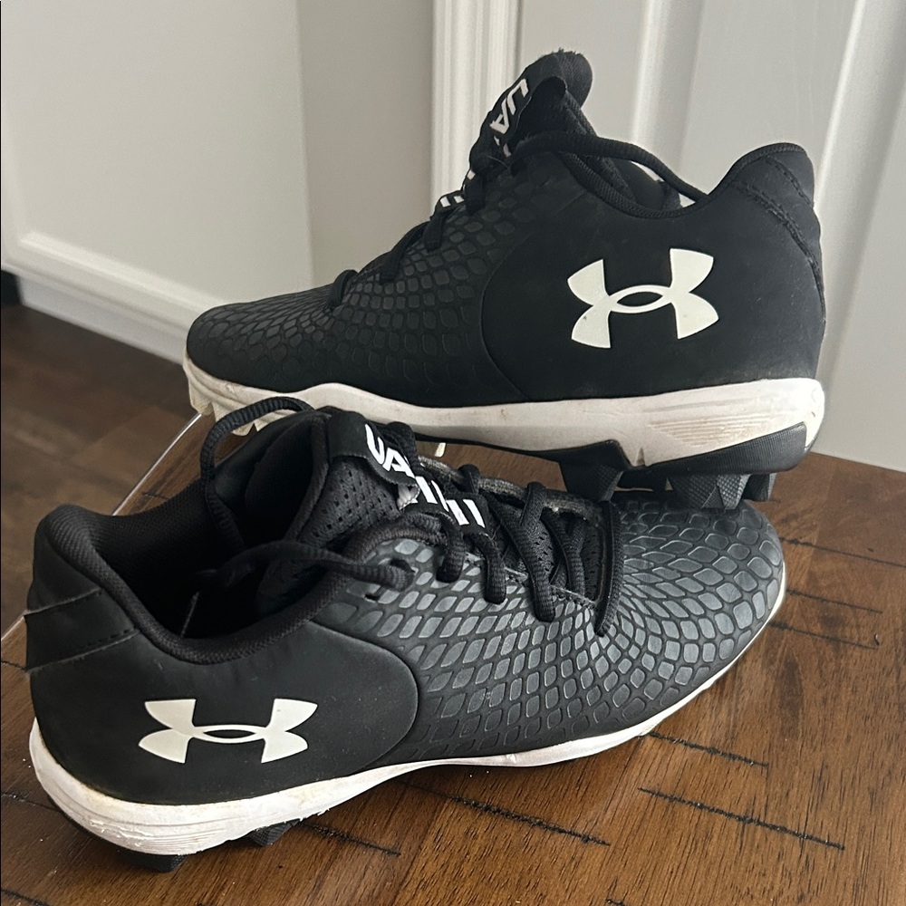 Under Armour Black and White Women’s Softball Cleats Size 7